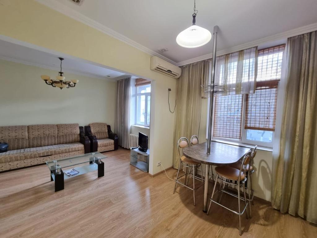 White New Apartments Ultracentral 2-Rooms In The Heart Chisinau Ngoại thất bức ảnh